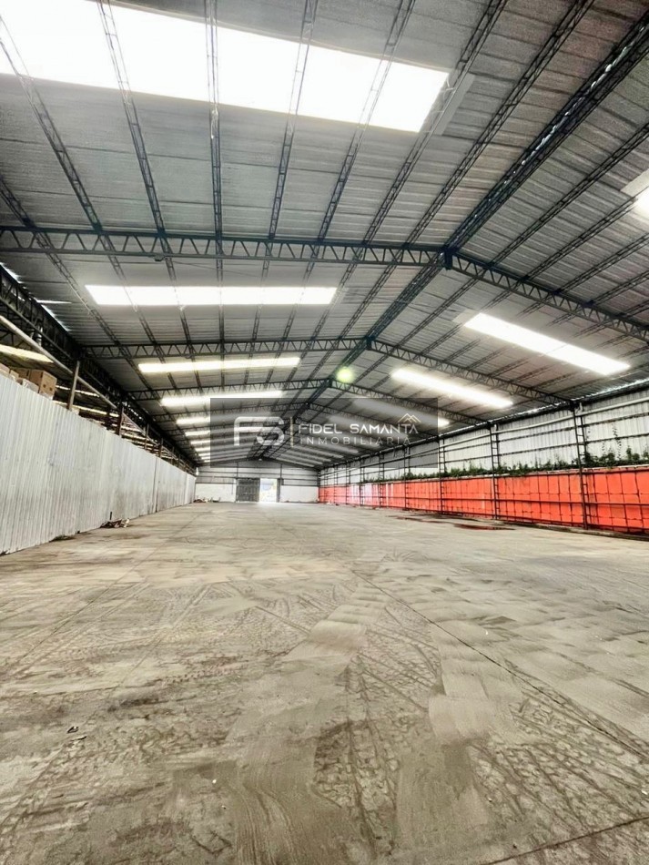 ALQUILER DE IMPORTANTE DEPOSITO 2500 MTS2 CON PLAYON DE MANIOBRA RUTA 88