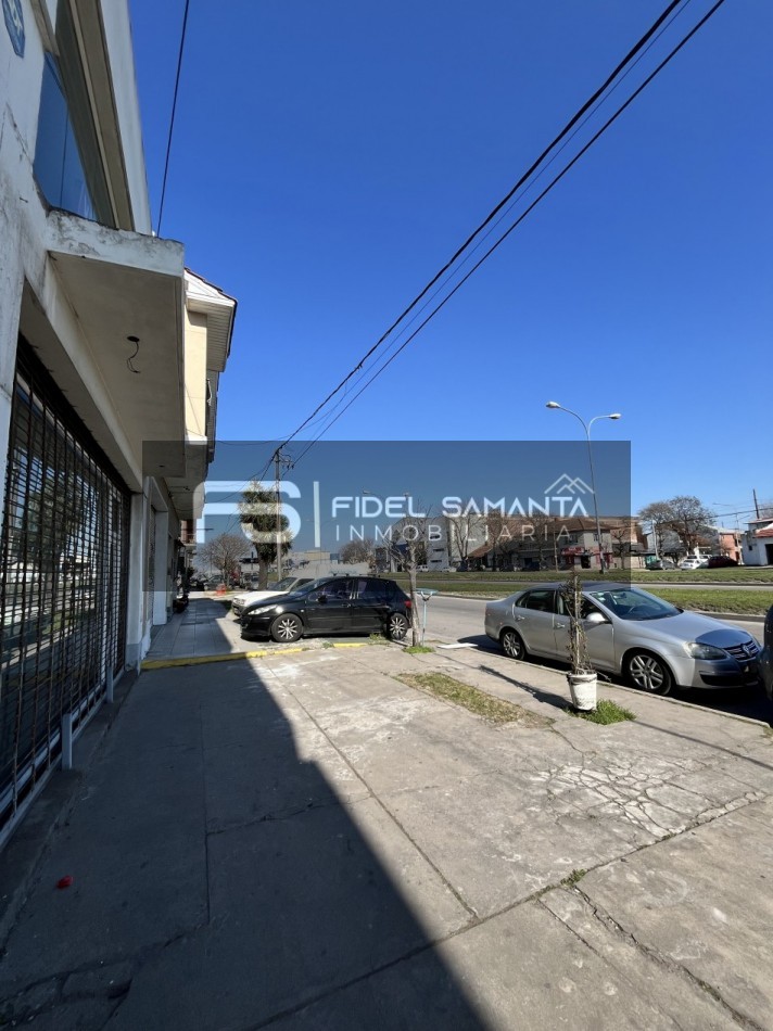 ALQUILER DE DEPOSITOS CON ENTRADA DE CAMIION, CON LOCAL Y OFICINAS DE 300 MTS SOBRE AV. CHAMPAGNAT