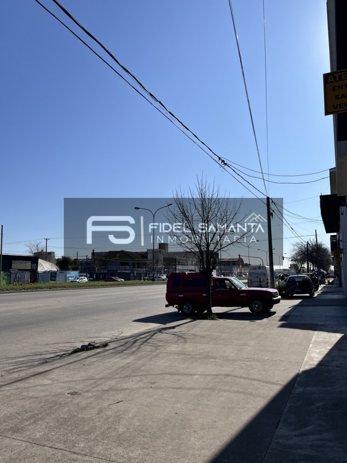 ALQUILER DE DEPOSITOS CON ENTRADA DE CAMIION, CON LOCAL Y OFICINAS DE 300 MTS SOBRE AV. CHAMPAGNAT
