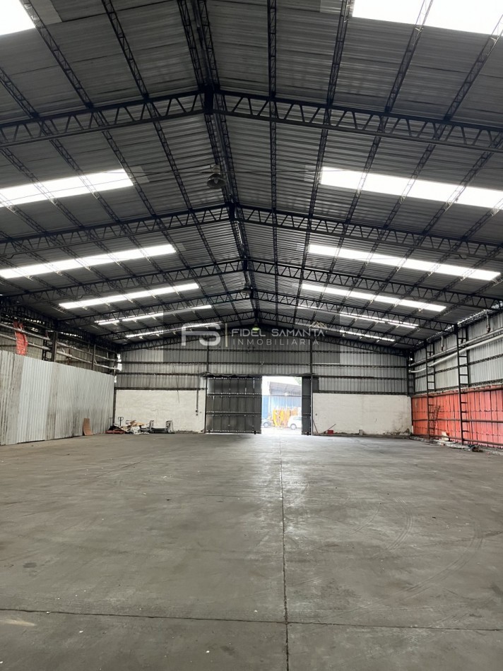 ALQUILER DE IMPORTANTE DEPOSITO 2500 MTS2 CON PLAYON DE MANIOBRA RUTA 88