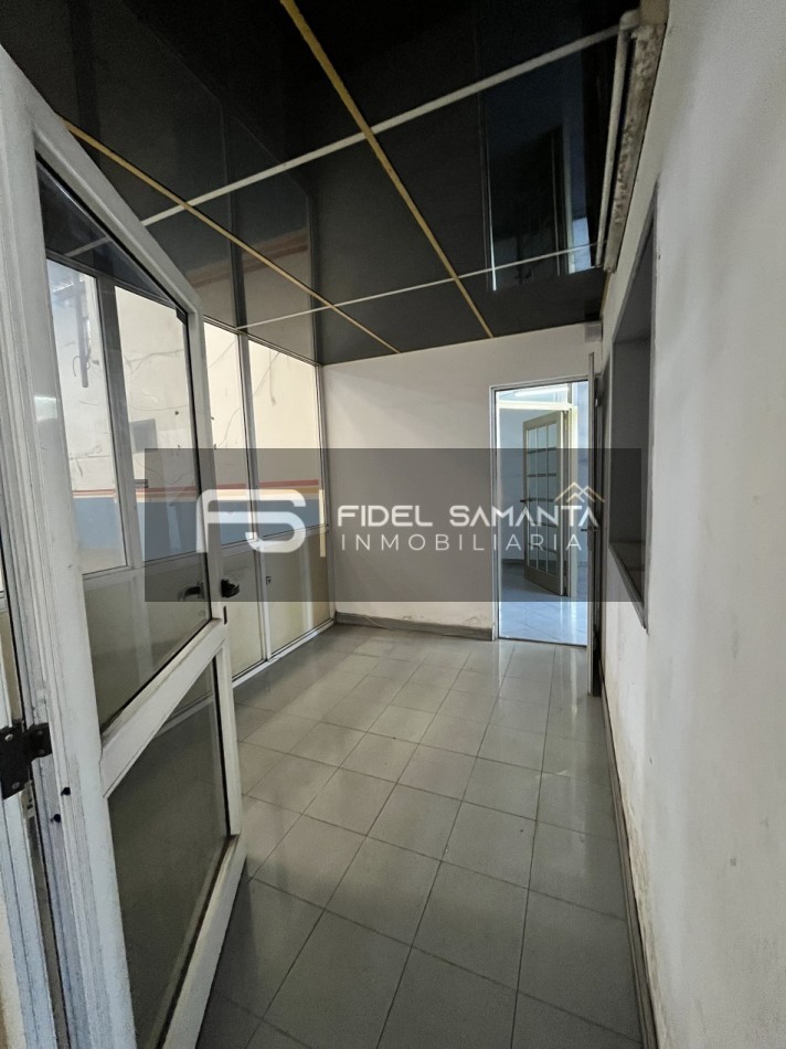 ALQUILER DE DEPOSITOS CON ENTRADA DE CAMIION, CON LOCAL Y OFICINAS DE 300 MTS SOBRE AV. CHAMPAGNAT
