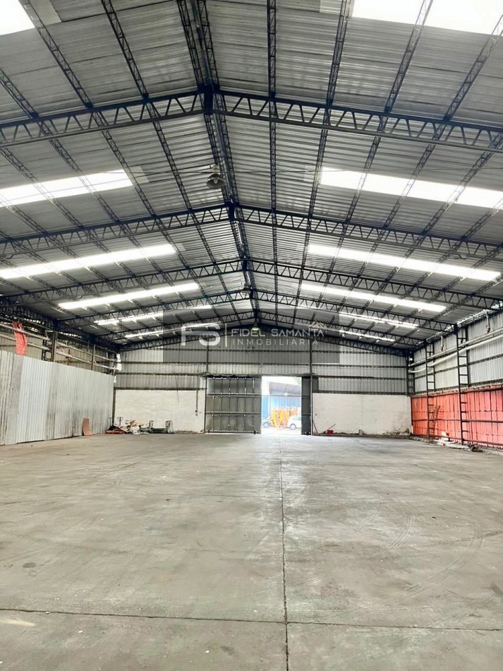 ALQUILER DE IMPORTANTE DEPOSITO 2500 MTS2 CON PLAYON DE MANIOBRA RUTA 88