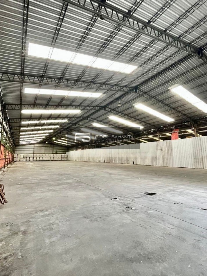 ALQUILER DE IMPORTANTE DEPOSITO 2500 MTS2 CON PLAYON DE MANIOBRA RUTA 88