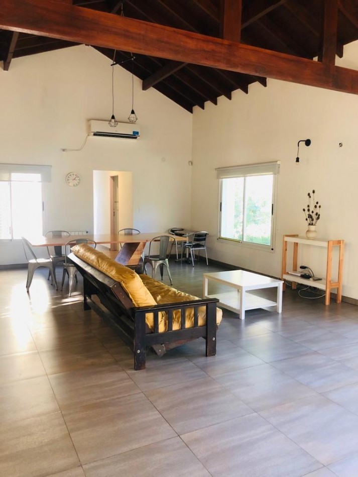 ALQUILER / VENTA ANUAL CASA 4 AMBIENTES EN VALERIA DEL MAR CON CALEFACCION POR RADIADORES GRAN ENTORNO