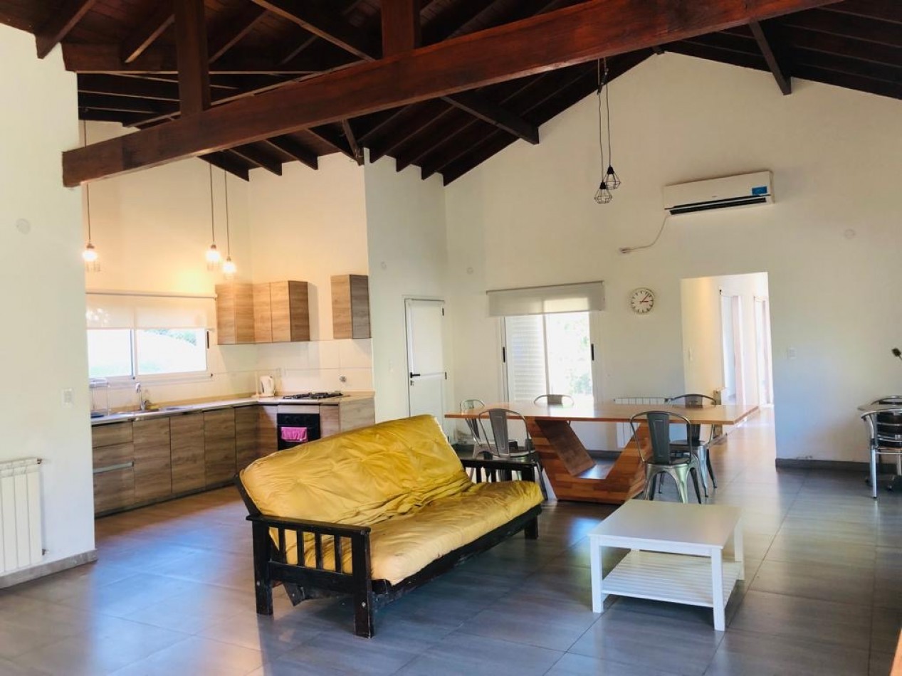 ALQUILER / VENTA ANUAL CASA 4 AMBIENTES EN VALERIA DEL MAR CON CALEFACCION POR RADIADORES GRAN ENTORNO