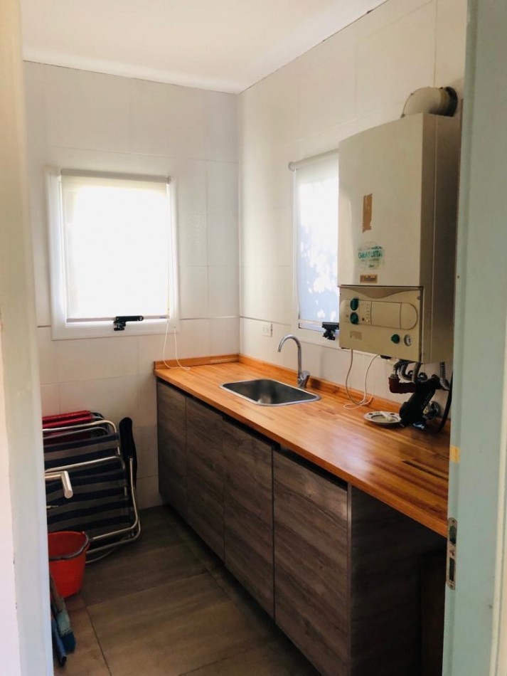 ALQUILER / VENTA ANUAL CASA 4 AMBIENTES EN VALERIA DEL MAR CON CALEFACCION POR RADIADORES GRAN ENTORNO