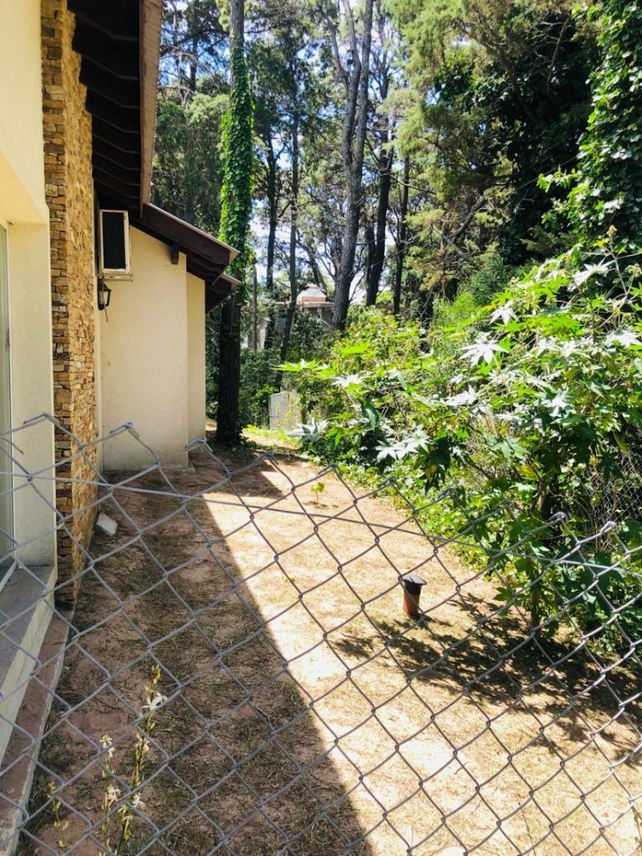 ALQUILER / VENTA ANUAL CASA 4 AMBIENTES EN VALERIA DEL MAR CON CALEFACCION POR RADIADORES GRAN ENTORNO