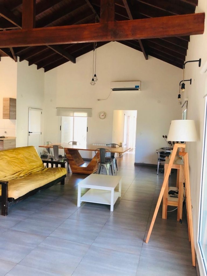 ALQUILER / VENTA ANUAL CASA 4 AMBIENTES EN VALERIA DEL MAR CON CALEFACCION POR RADIADORES GRAN ENTORNO