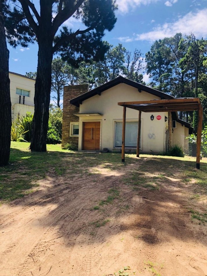 ALQUILER / VENTA ANUAL CASA 4 AMBIENTES EN VALERIA DEL MAR CON CALEFACCION POR RADIADORES GRAN ENTORNO