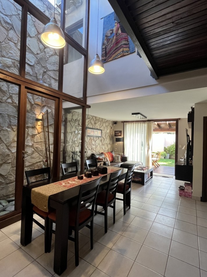 VENTA HERMOSO PH ZONA CAISAMA 3AMB CON 2 baños y PARQUE Y PISCINA