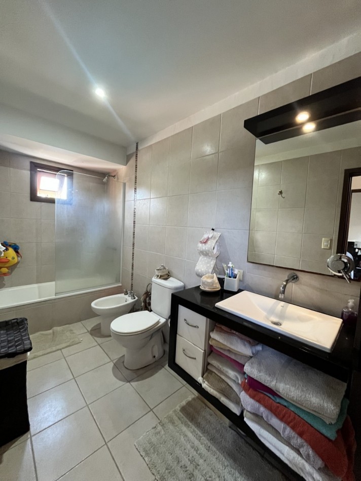 VENTA HERMOSO PH ZONA CAISAMA 3AMB CON 2 baños y PARQUE Y PISCINA