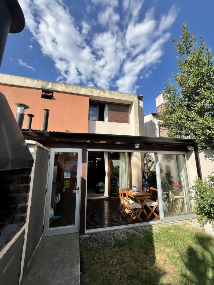 VENTA HERMOSO PH ZONA CAISAMA 3AMB CON 2 baños y PARQUE Y PISCINA