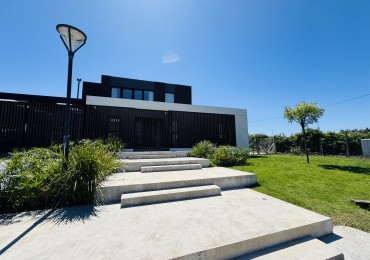 CASA EN VENTA CON PISCINA EN RUMENCO JOVEN