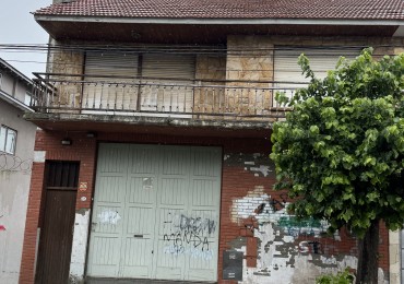 VENTA AMPLIO GALPON CON ENTRADA DE C AMION Y DPTO 3 AMBIENTES SOBRE LOTE 8 MTS  X 43 MTS . EN ZONA LAS AVENIDAS 