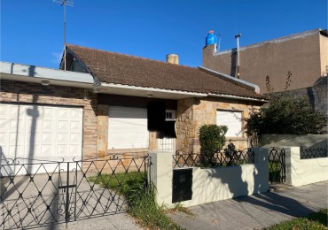 ALQUILER POR 24 MESES DE HERMOSA CASA DE 3 AMBIENTES CON GARAGE  A MTS DE AV FORTUNATO DE LA PLAZA AL 5000