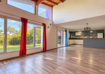 VENTA CASA 5 AMBIENTES MODERNA CON PARQUE ZONA ACANTILADOS