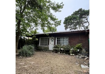 VENTA CASA DE PLAYA EN MAR AZUL, DE 4 AMBIENTES CON PILETA A 600 MTS DEL MAR 