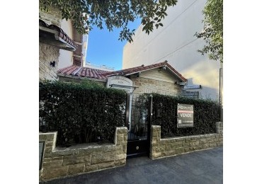 VENTA CASA DE 5 AMBIENTES CON PATIO EN ZONA GUEMES EXCELENTE ENTORNO COMERCIAL  