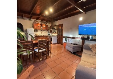 VENTA HERMOSA CASA 4 AMB CON PARQUE Y GARAGE BARRIO AEROPUERTO   