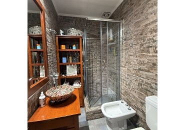 RETASADO!! APTO CREDITO  VENTA HERMOSA CASA 4 AMB CON PARQUE Y GARAGE BARRIO AEROPUERTO   