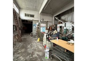 VENTA AMPLIO GALPON CON ENTRADA DE C AMION Y DPTO 3 AMBIENTES SOBRE LOTE 8 MTS  X 43 MTS . EN ZONA LAS AVENIDAS 