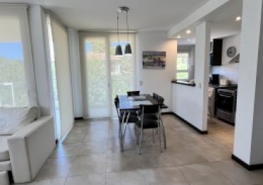  VENTA HERMOSO DPTO 2 AMBIENTES AMPLIOS CON COCHERAS PINAMAR A PASOS DE AV BUNGE. 