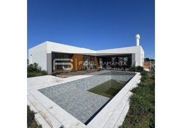 Propiedad 4 ambientes con piscina en el barrio privado Arenas Chico